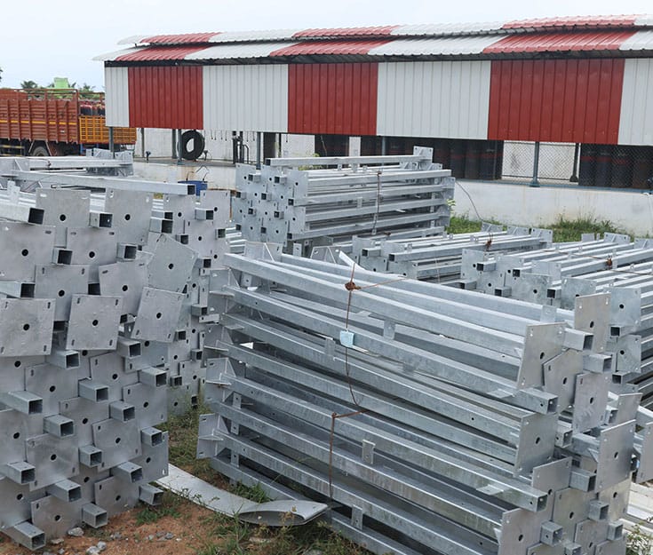 Galvanized steel pipes are arranged in stacks.