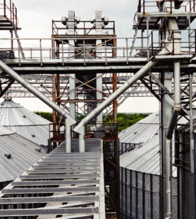 Image of gas pipelines in a huge industrial campus.